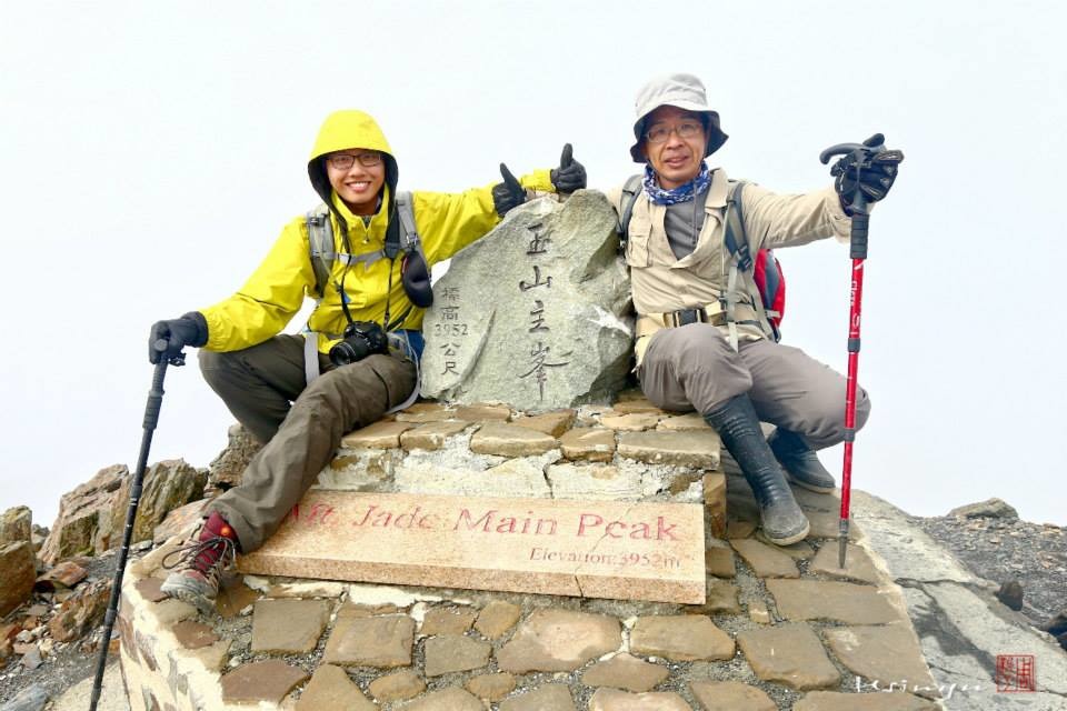 周新于(右)除了生態攝影，也喜歡登山、騎自行車，圖為和兒子登玉山所攝。圖／周新于提供