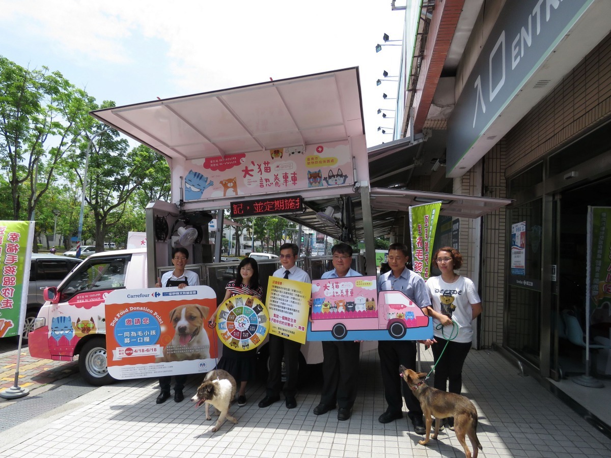 台南市動保處在家樂福新營店召開動物認養行動專車駐點記者會。高維奇/攝