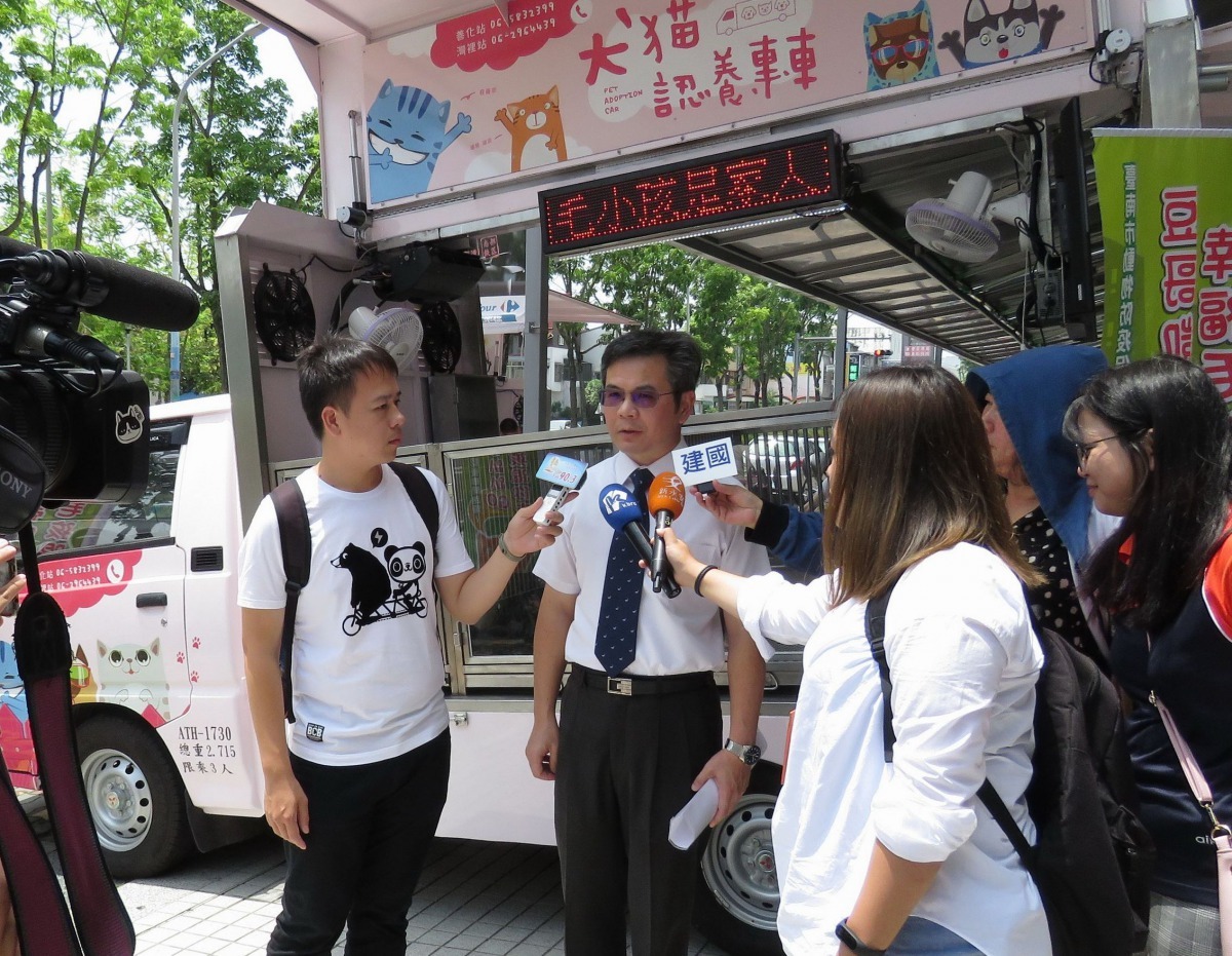 動保處長吳名彬感謝家樂福量販店響應，提供認養專車駐點場地。高維奇/攝