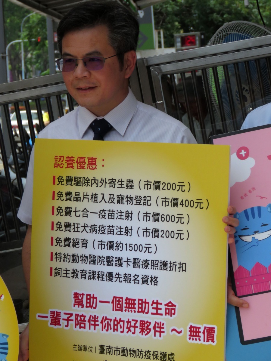 吳處長舉出認養流浪狗的優惠措施。高維奇/攝