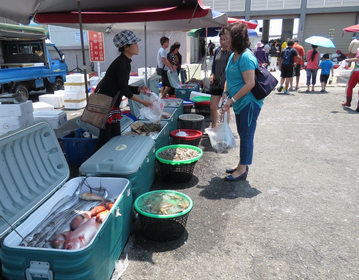 到將軍漁港不忘買剛入港的海產回家嚐鮮。高維奇/攝