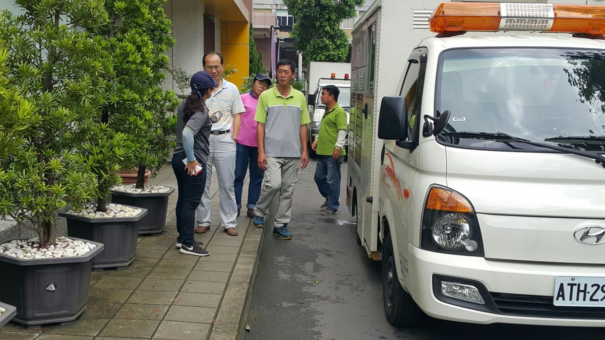 台南市動保處22日派員前往台南應用科技大學捕捉流浪犬。高維奇/攝