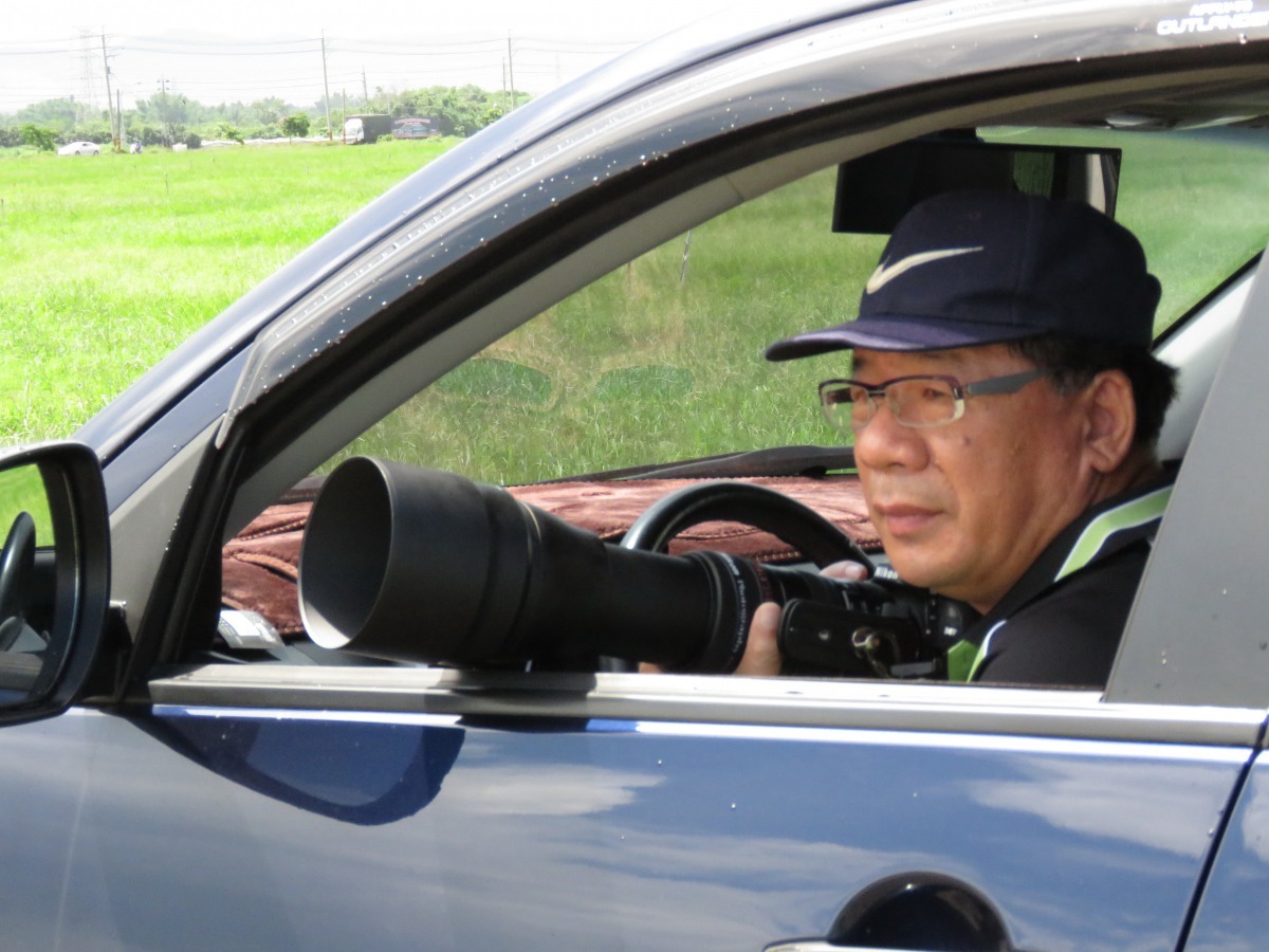 呂其華出門隨身帶著長鏡頭相機，隨時要捕捉精采畫面。高維奇/攝