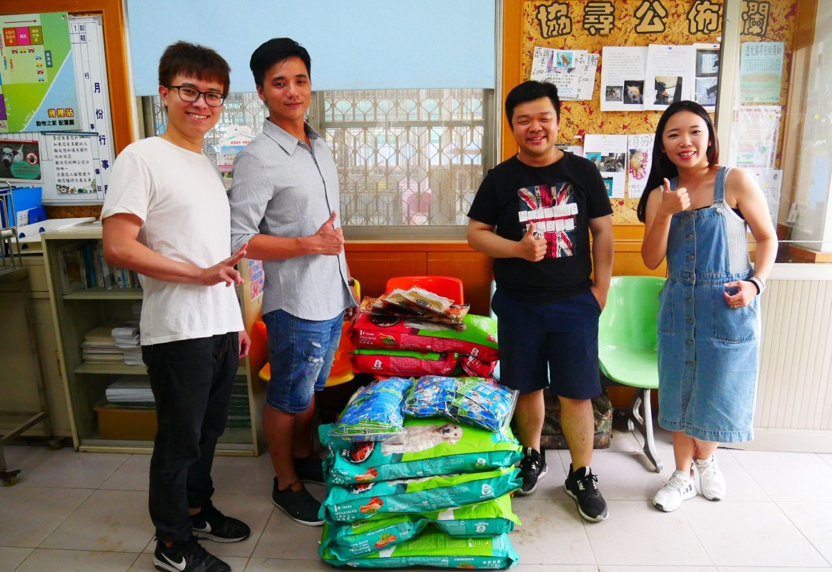 四名民眾開車載著飼料及零食要捐贈給動物之家的毛小孩食用。圖/台南市動保處提供