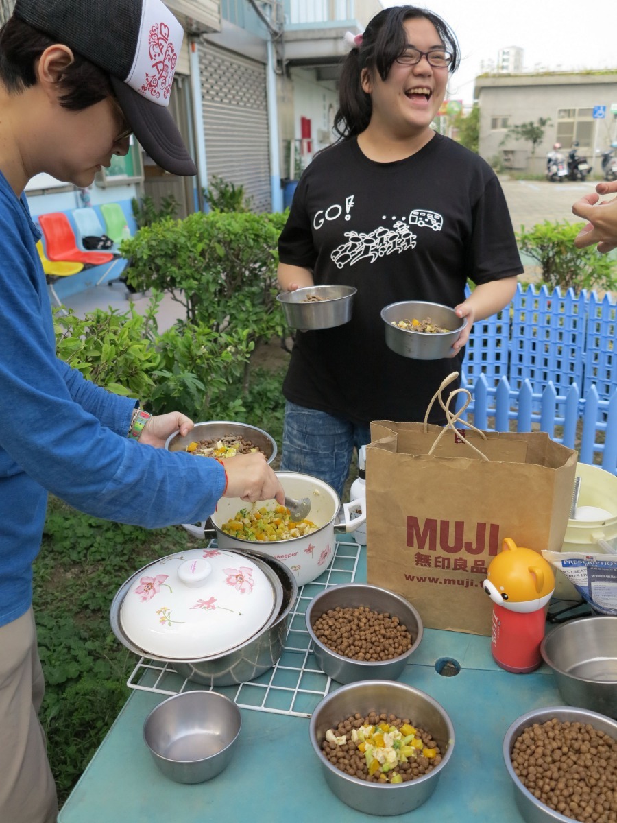 志工家在煮熟食,帶來給收容的病弱老犬食用,補充營養。高維奇/攝