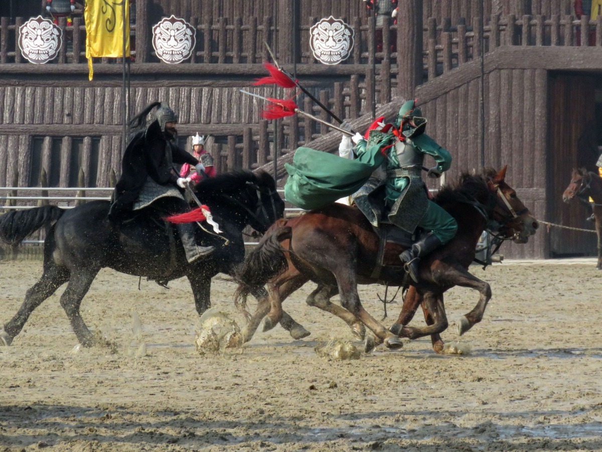 關雲長(右)騎赤兔馬才能日行千里馳騁沙場，騎小毛驢恐怕會吃敗仗。(旅遊景點古戰場示意圖) 高維奇/攝