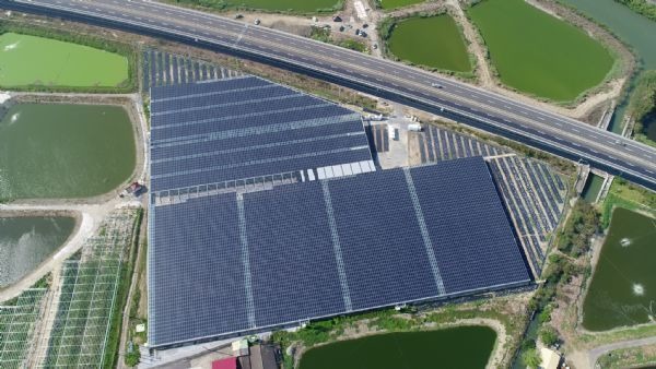 全國最大漁電共生室內養殖殖場座落在台南。圖/ 台南市政府提供