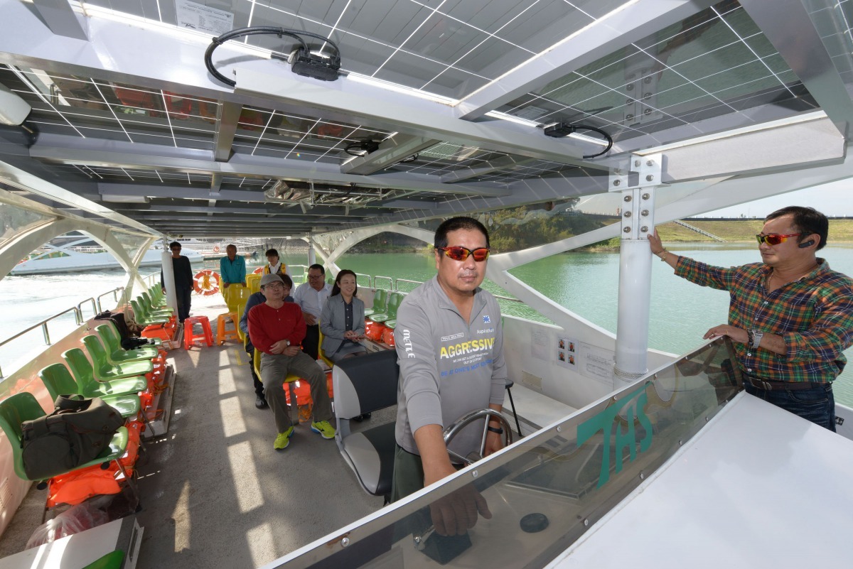 水利會烏山頭水庫的遊艇也採用太陽發電為動力。高維奇/攝