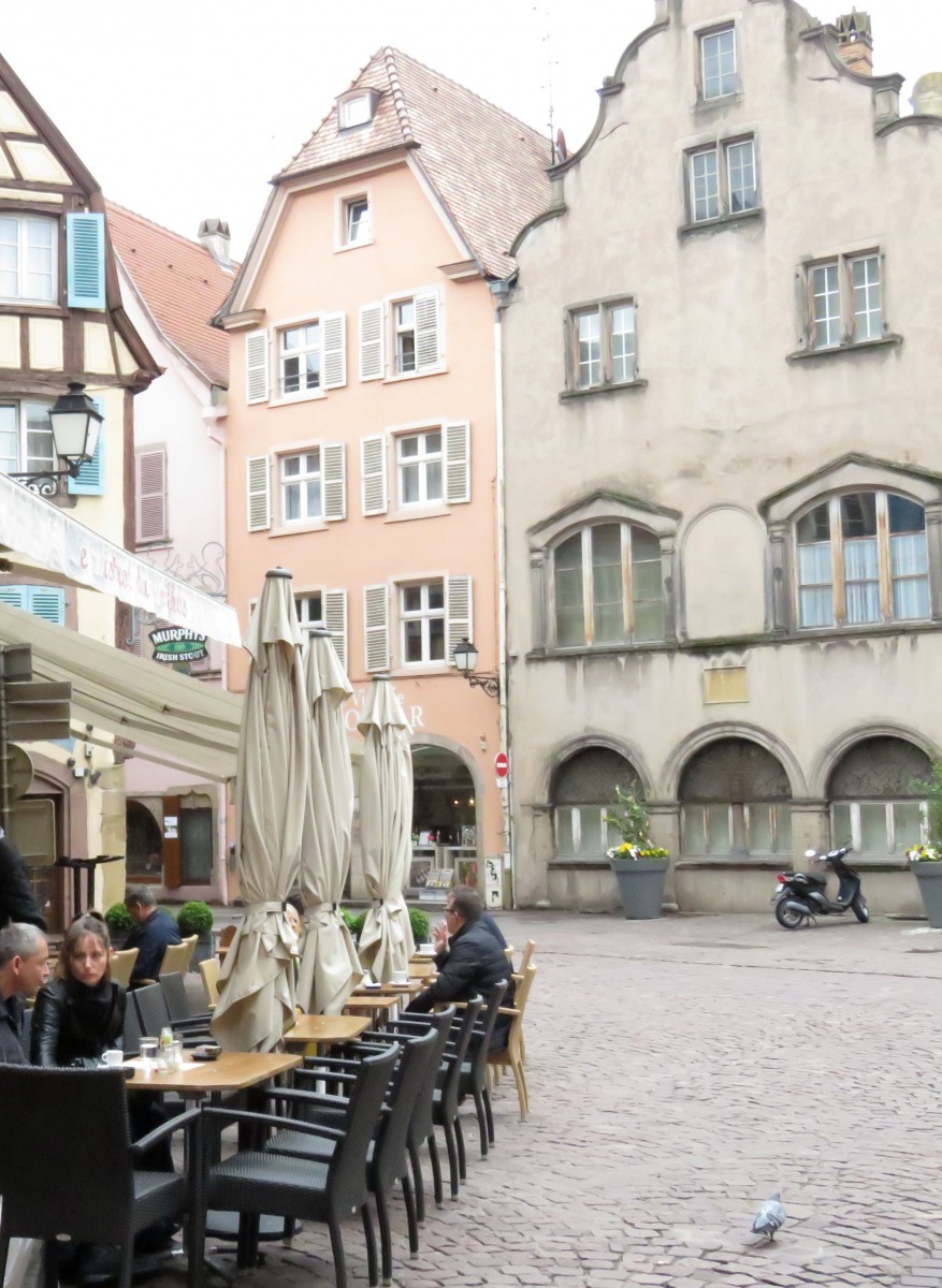 露天咖啡座是法國市區享受生活的場景，野鴿則忙著討生活填飽肚子。高維奇/攝