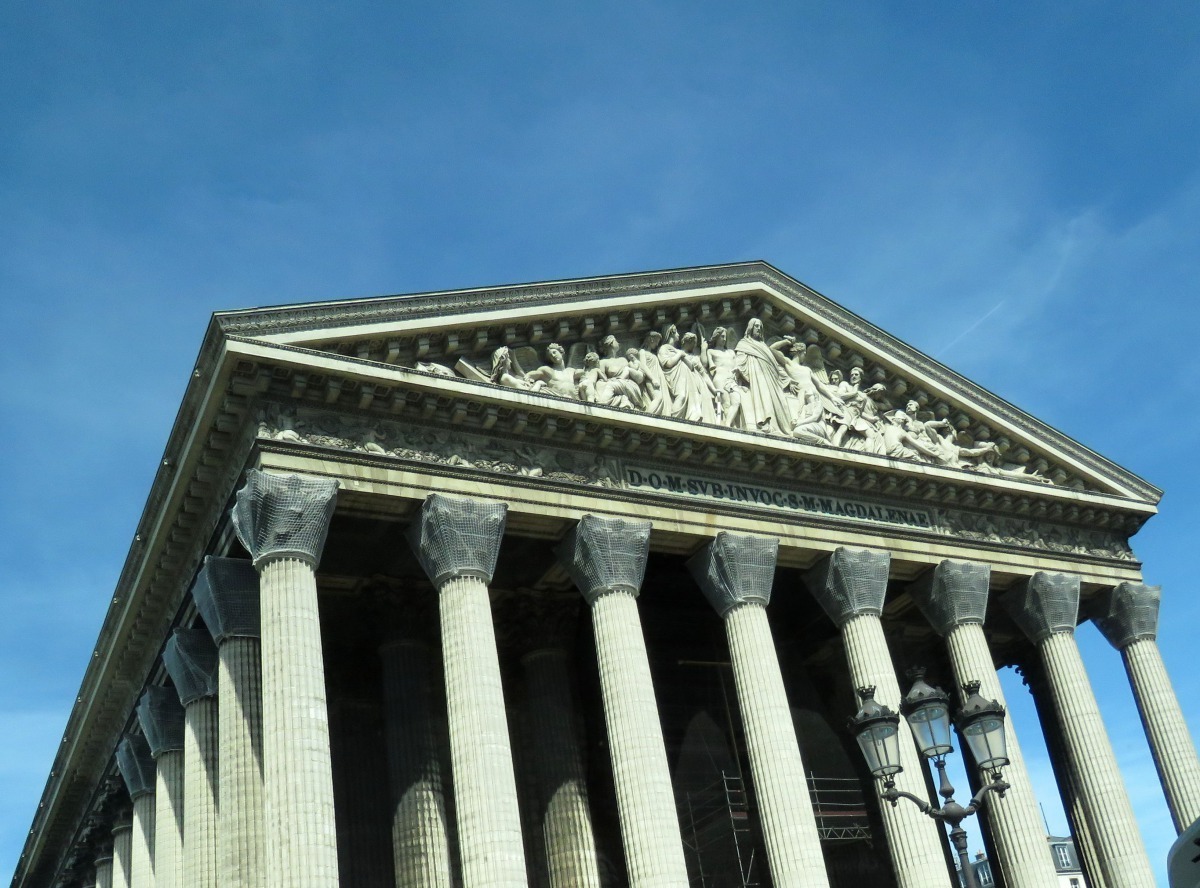 重要且脆弱的建物雕塑則以鐵絲網保護以免被野鴿棲息築巢。高維奇/攝