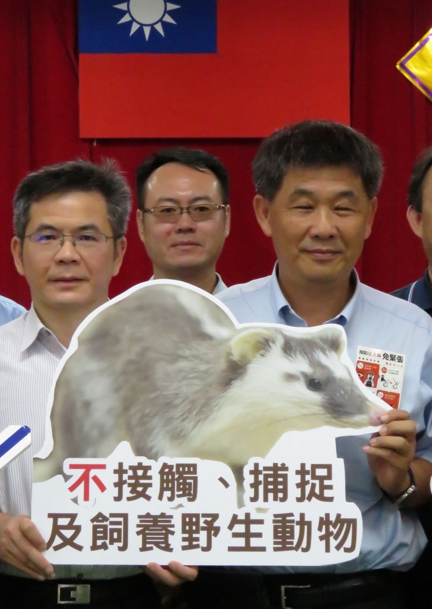 動保處處長吳名彬(左)希望民眾認識看清楚鼬獾，避免近距離接觸被咬。高維奇/攝