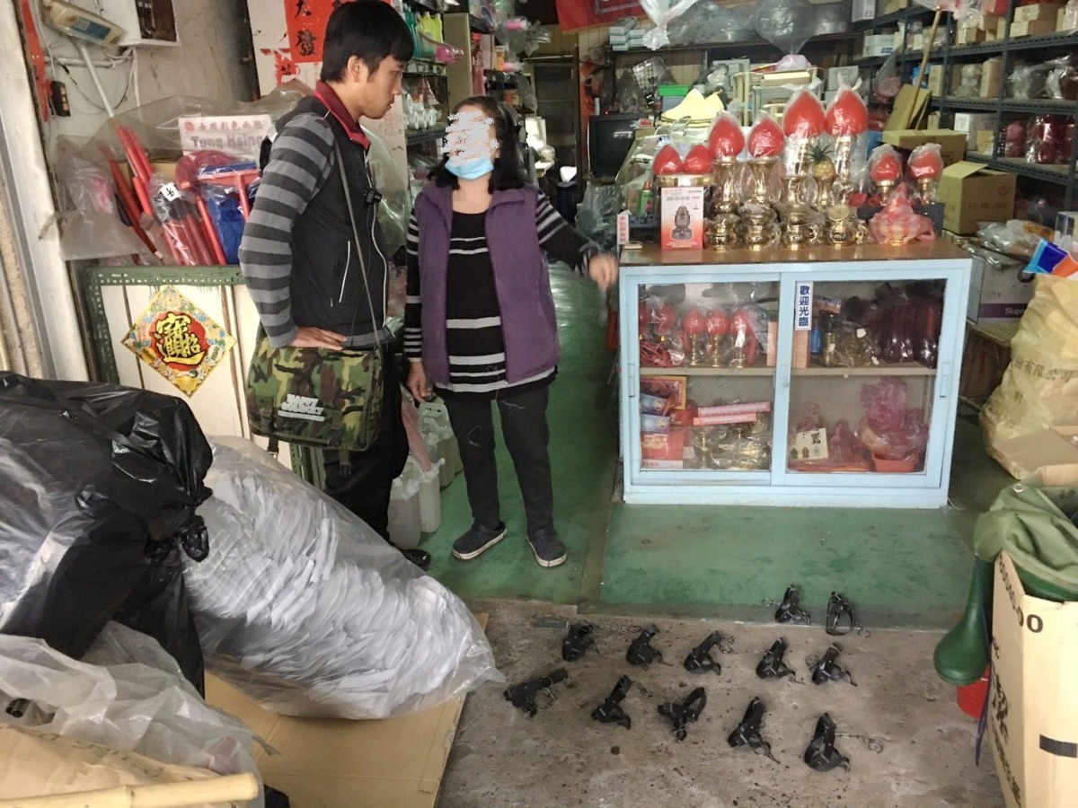 台南市動保處近期破獲安南區一家五金行未經許可販售捕獸鋏。圖／台南市動保處提供