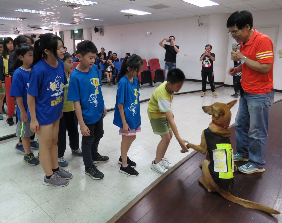 台南市動保處透過校園活動宣導勿棄養、勿虐待寵物。高維奇／攝