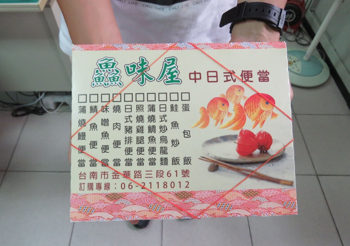 橡皮筋要以對角線方式捆綁餐盒再丟入垃圾桶，以免犬貓掀開而被橡皮筋套住。高維奇/攝