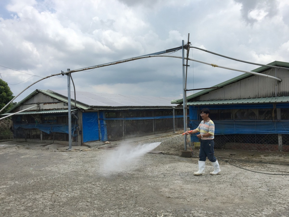 台南市動保處為水災嚴重地區的畜牧場消毒。圖／台南市動保處提供