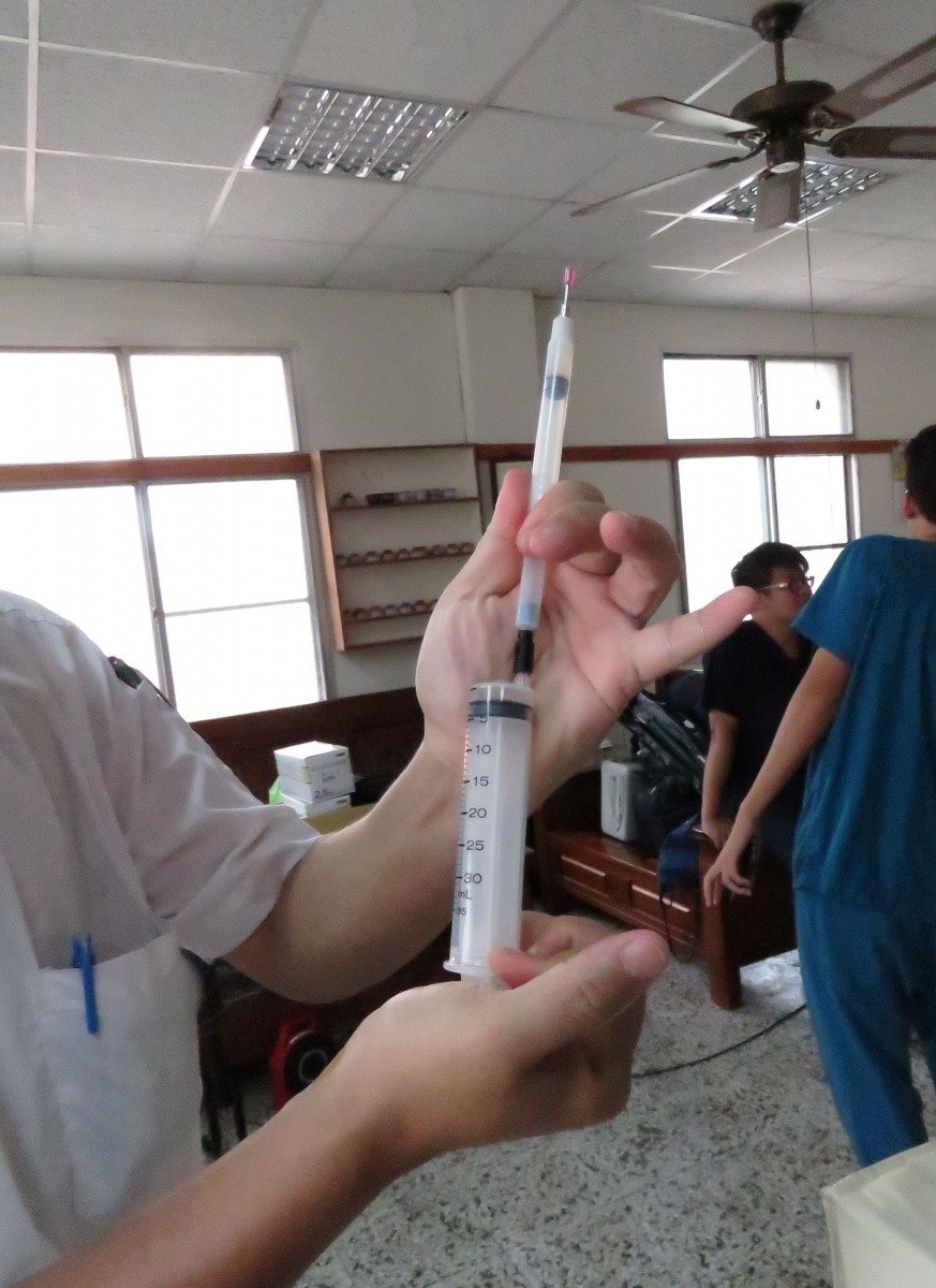 針筒注入狂犬病疫苗後再打入空氣增壓，以能順利注射。高維奇/ 攝