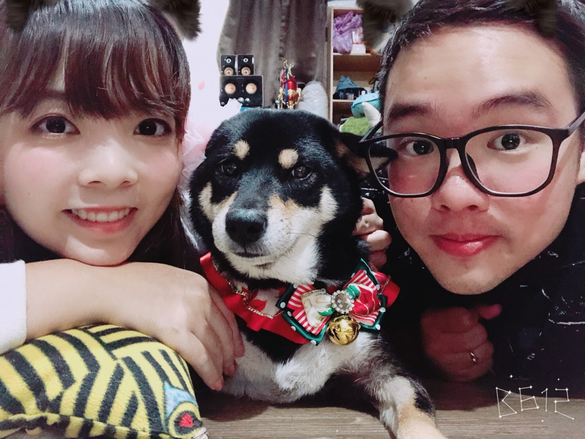 參加親子臉暨造型趣味賽的陳品仲(右)與愛犬。圖/台南市動保處提供