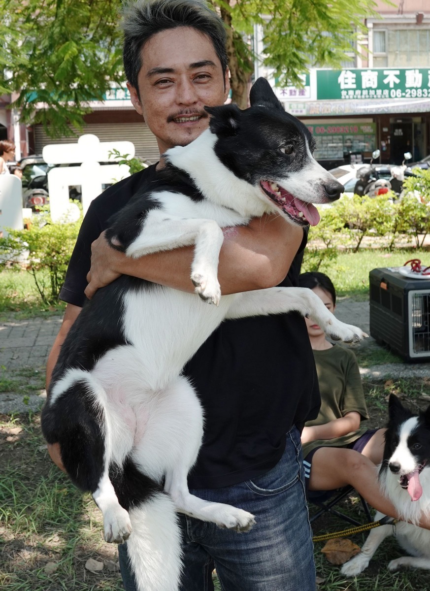石雅旭與他認養的「bobo」是一隻混種犬,卻是比賽的常勝軍。高維奇/攝