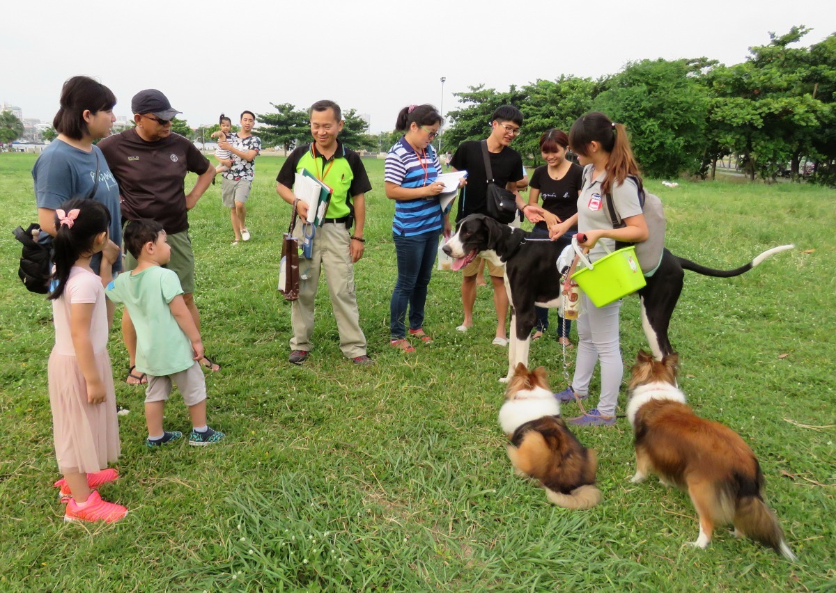 蒙純郁帶大丹所到之處總會引來好奇的民眾圍觀。高維奇/攝