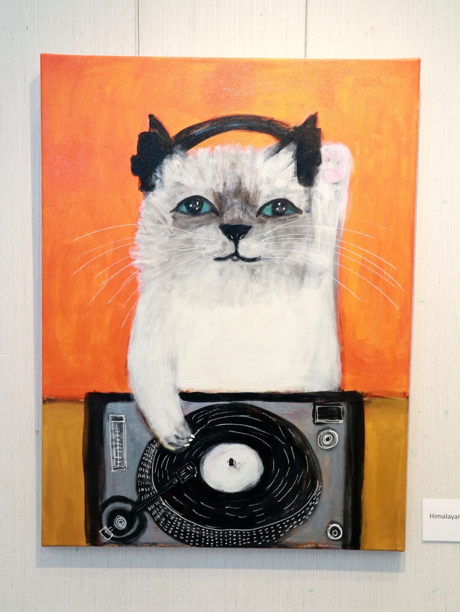 圖中的貓在操作黑膠唱盤，是PEPE桑旅遊經驗的描述。高維奇/攝