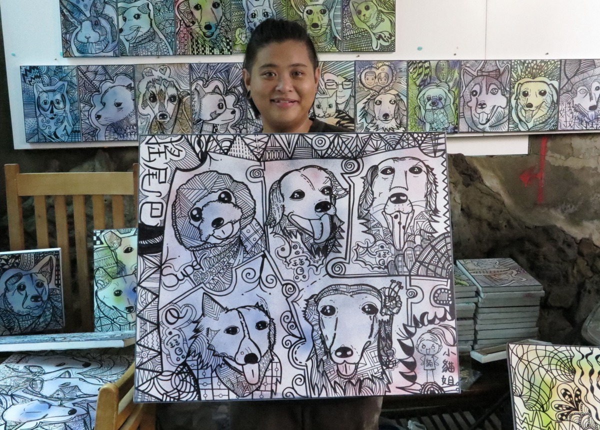 王勤靜用簡潔的筆觸，畫可愛動物表達人與寵物親密關係。高維奇/攝