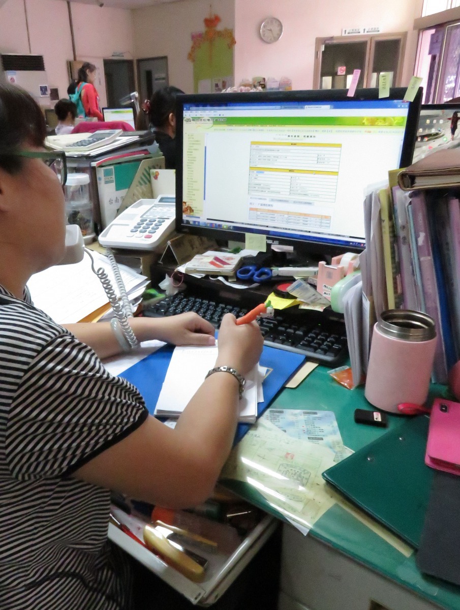 飼主接到寵物絕通知書，紛紛打電話到動保處詢問，辦公室人員接到手軟。高維奇/攝