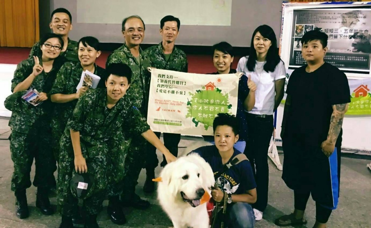帶大白熊「優格」前往部隊宣導。曾子淳/提供
