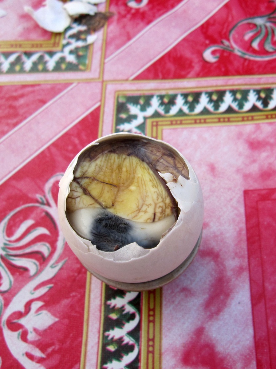 東南亞國家的人們視鴨仔蛋為平民美食。高維奇/攝