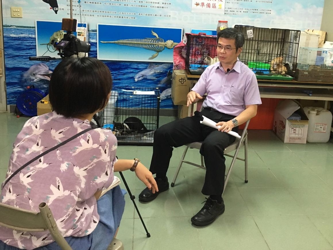 許政採訪台南市動保處處長吳名彬(右)暢談動保業務。高維奇/攝 
