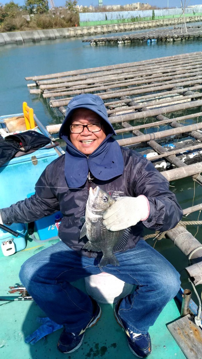 蚵棚成為海釣熱門的釣點。圖／王志誠提供