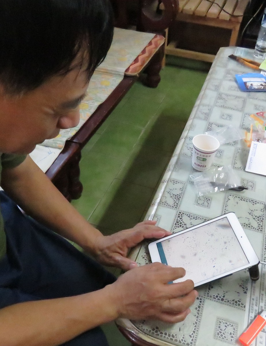 過去用顯微鏡檢驗精蟲,有人改用輕便的平板電腦檢驗。高維奇/攝