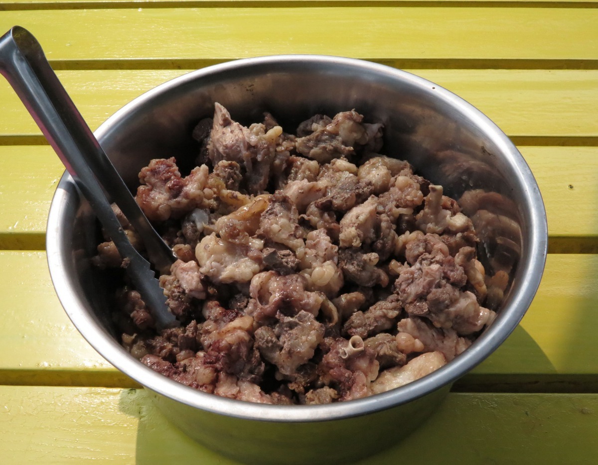 牛肉商送牛雜肉給善化收容所，煮熟後讓瘦弱犬隻補充營養。高維奇/攝