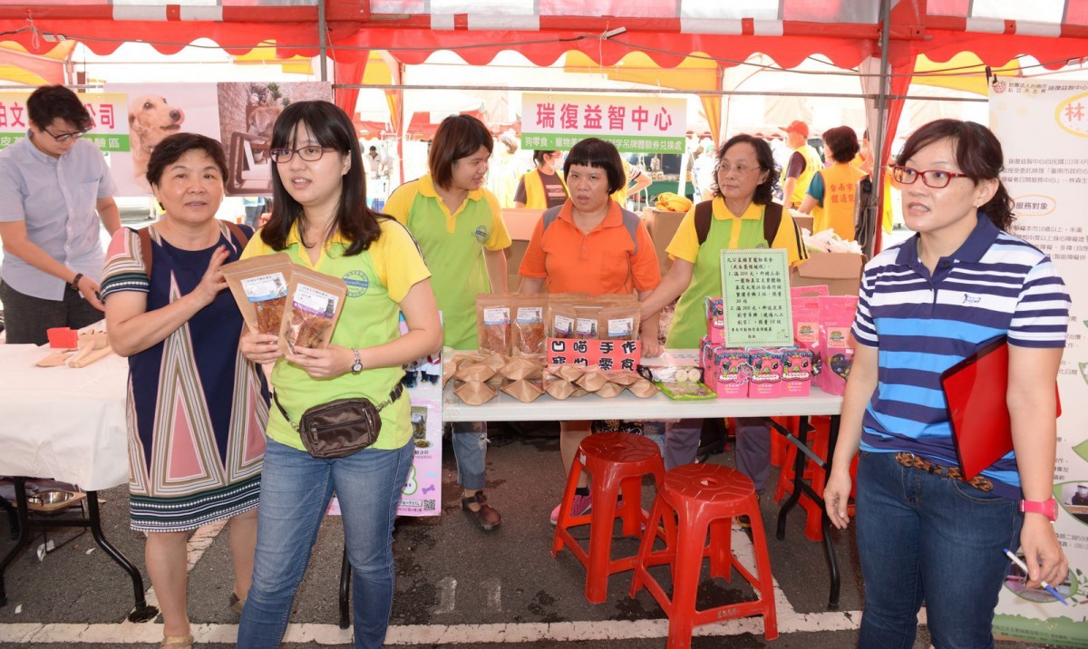 瑞復益智中心推出寵物零食義賣，讓民眾四採買又可做公益。高維奇/攝 