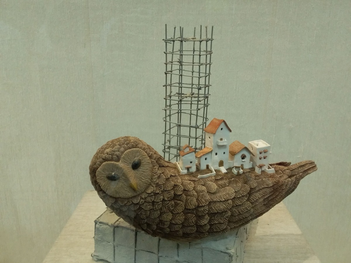 貓頭鷹作品「這裡」,訴說在貓頭鷹背上的鋼筋及房子,正是貓頭鷹生存最嚴重的咸脅。高維奇/攝