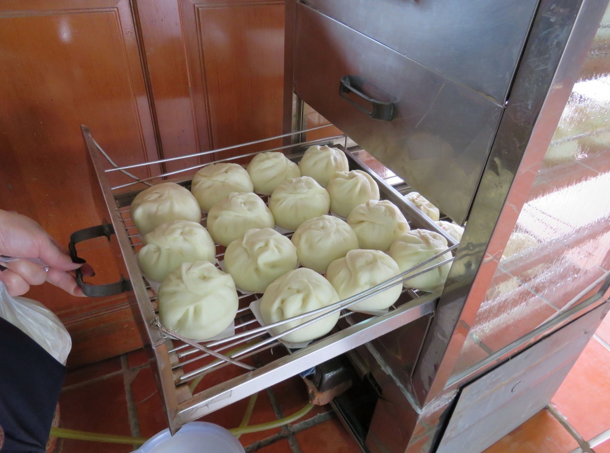 觀光牧場販賣鮮乳包子、饅頭很受歡迎。高維奇/攝