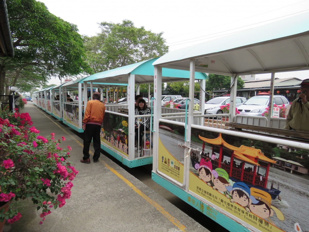 吃完牛奶美食更可以搭乘台糖小火車。高維奇/攝