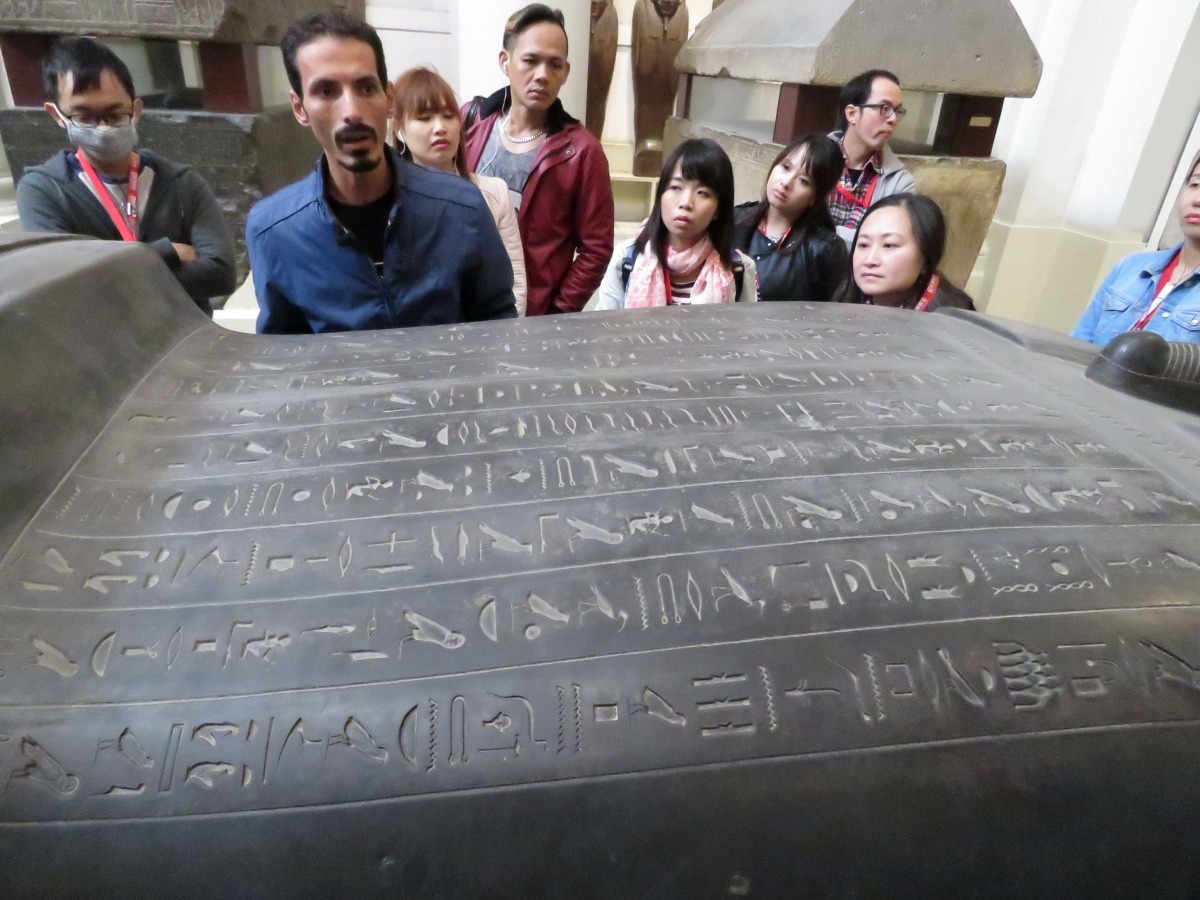 貓神雕塑像在博物館的石棺、雕像及神殿的壁畫浮雕隨處可見。高維奇/攝