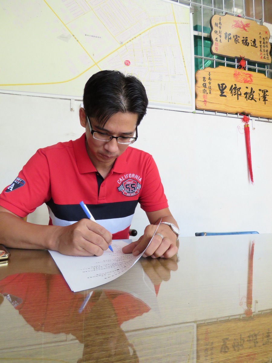 台南市南區大忠里社區發展協會理事長許智雄要推廣乾淨餵養。高維奇/攝