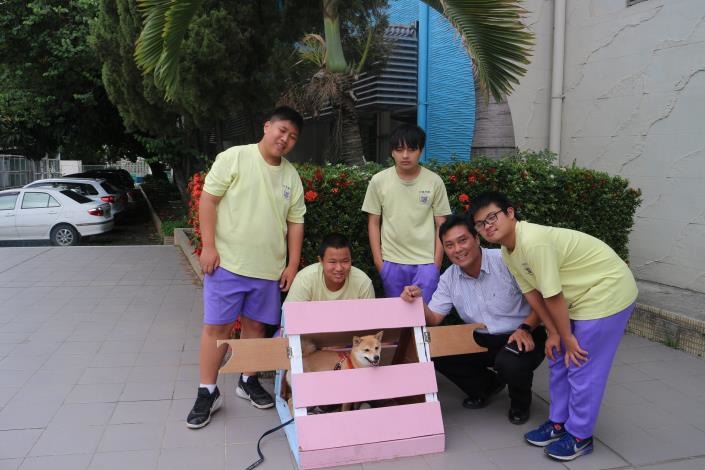 台北市福安國中校長唐廷俊和狗屋製作團隊開心讓「哈嚕」入住新屋。台北市福安國中/提供