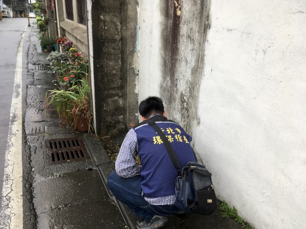 環保局稽查員於工廠外採集違規證據。新北市環保局/提供