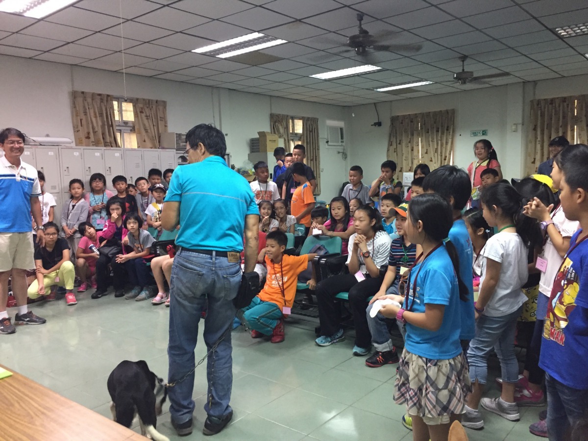 國小學生到善化收容所參訪，由志工訓練師黃連發宣導正確的飼養寵物方法與觀念。高維奇/攝