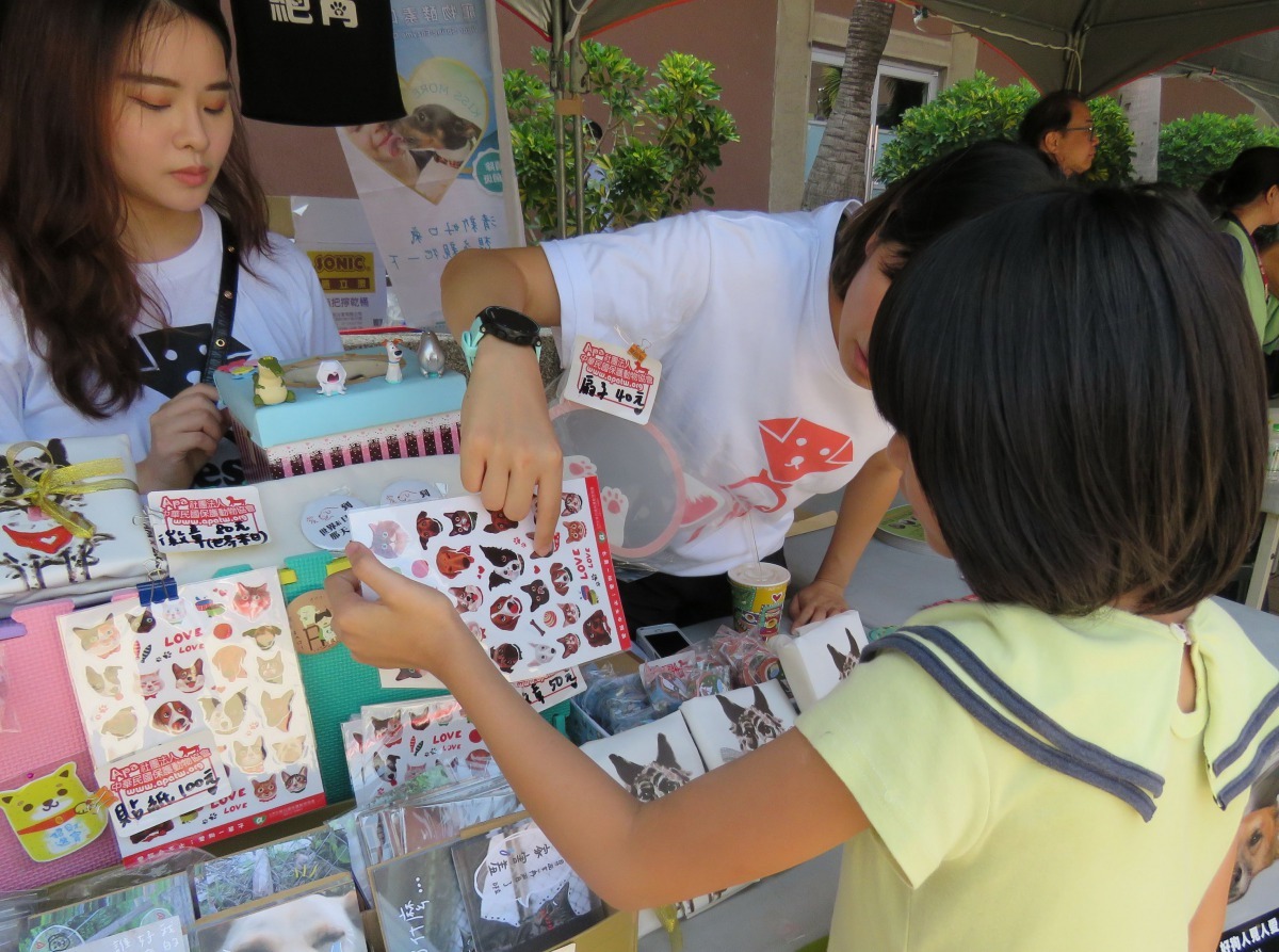協會義賣寵物貼紙、明信片、動物畫布袋及動保徽章，吸引很多民眾參觀購買。高維奇/攝