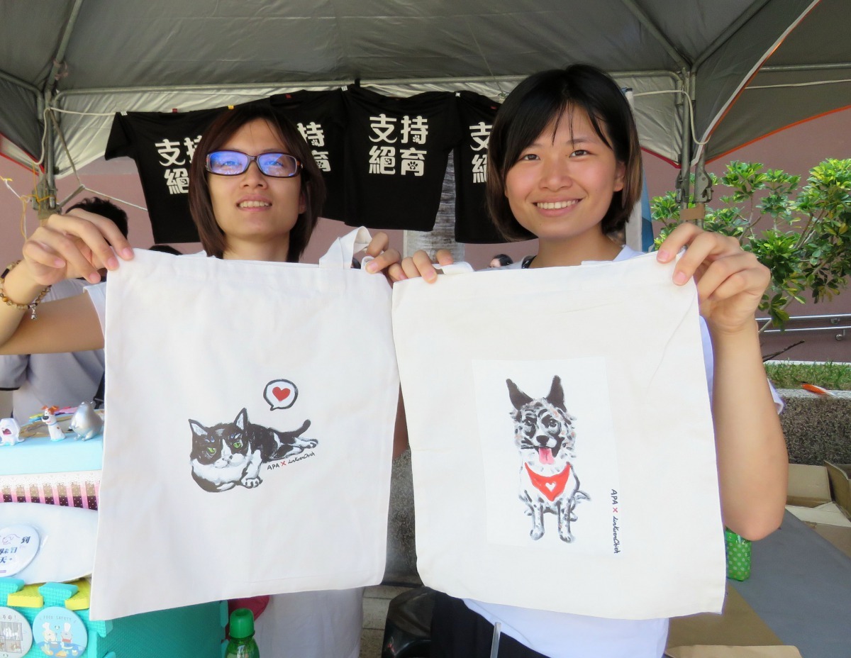 布袋的圖案是熱心素人畫家的作品。高維奇/攝