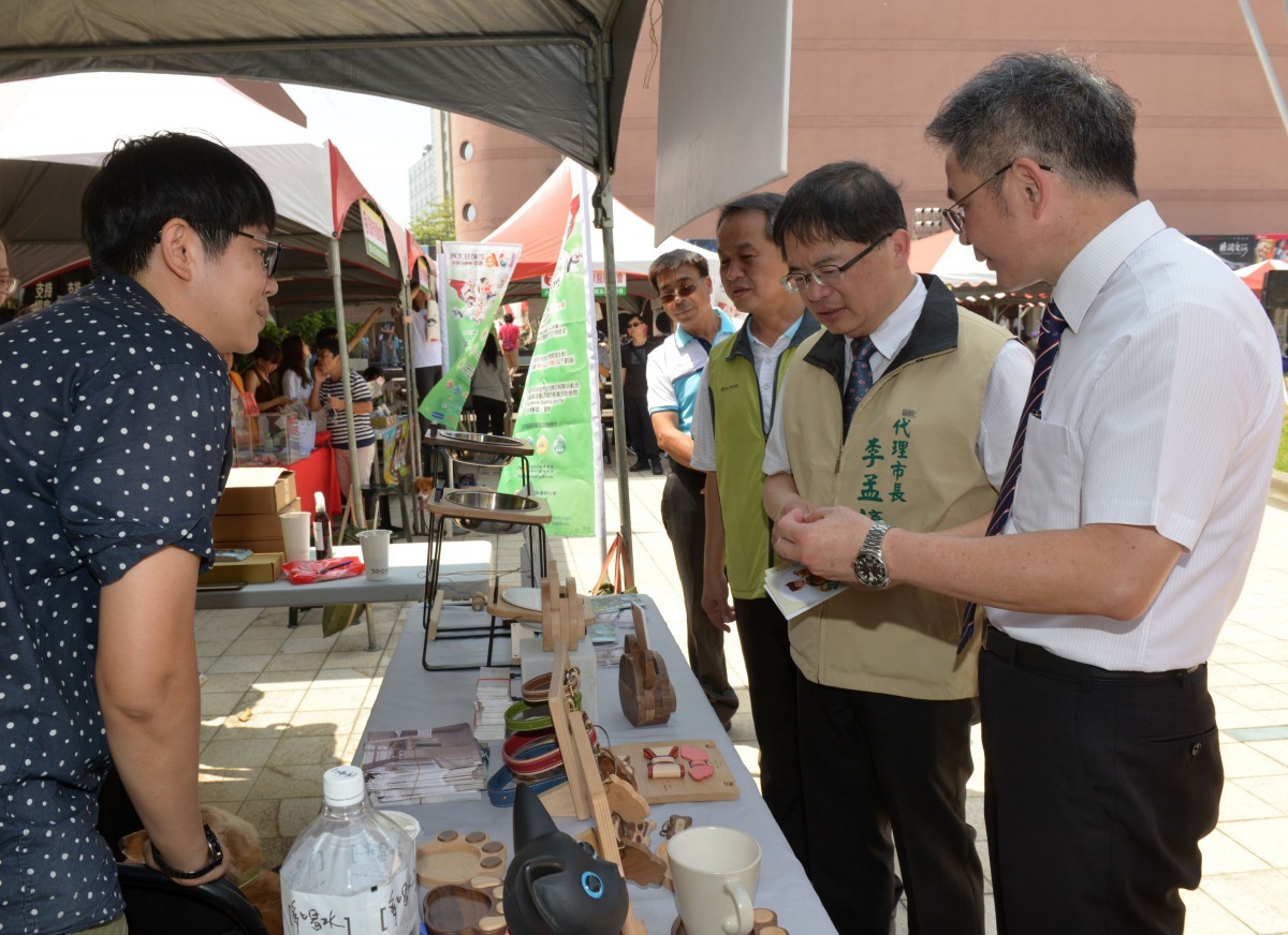 拍拍文創贊助台南動保處宣導活動，代理市長李孟諺在動保處長吳名彬(右)陪同前往問候致意。