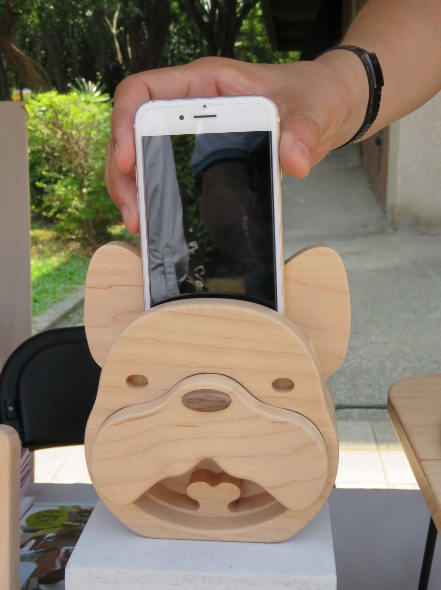 能將音量放大，造型十分俏皮的法鬥手機架。