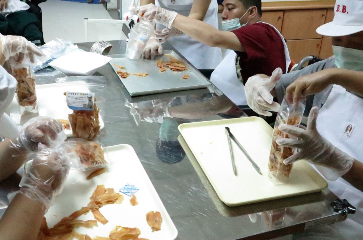 瑞復益智中心從狗醫師與學員互動的課程中啟發製作寵物零食的靈感。高維奇/攝