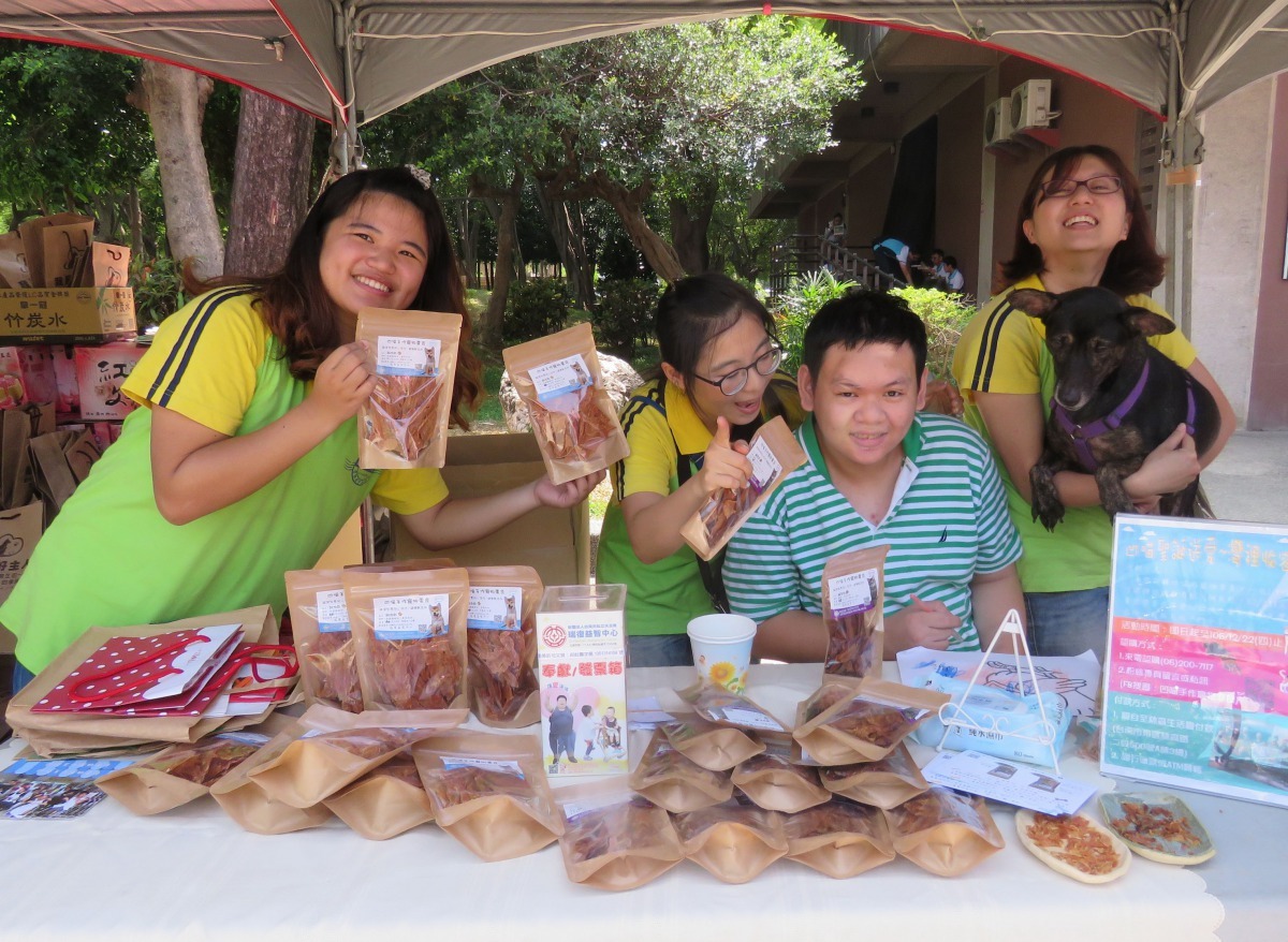 「凹喵手作寵物零食」工作坊從103年開始在台南市動保處宣導活動中設攤義賣，今年是已第4年。高維奇/攝