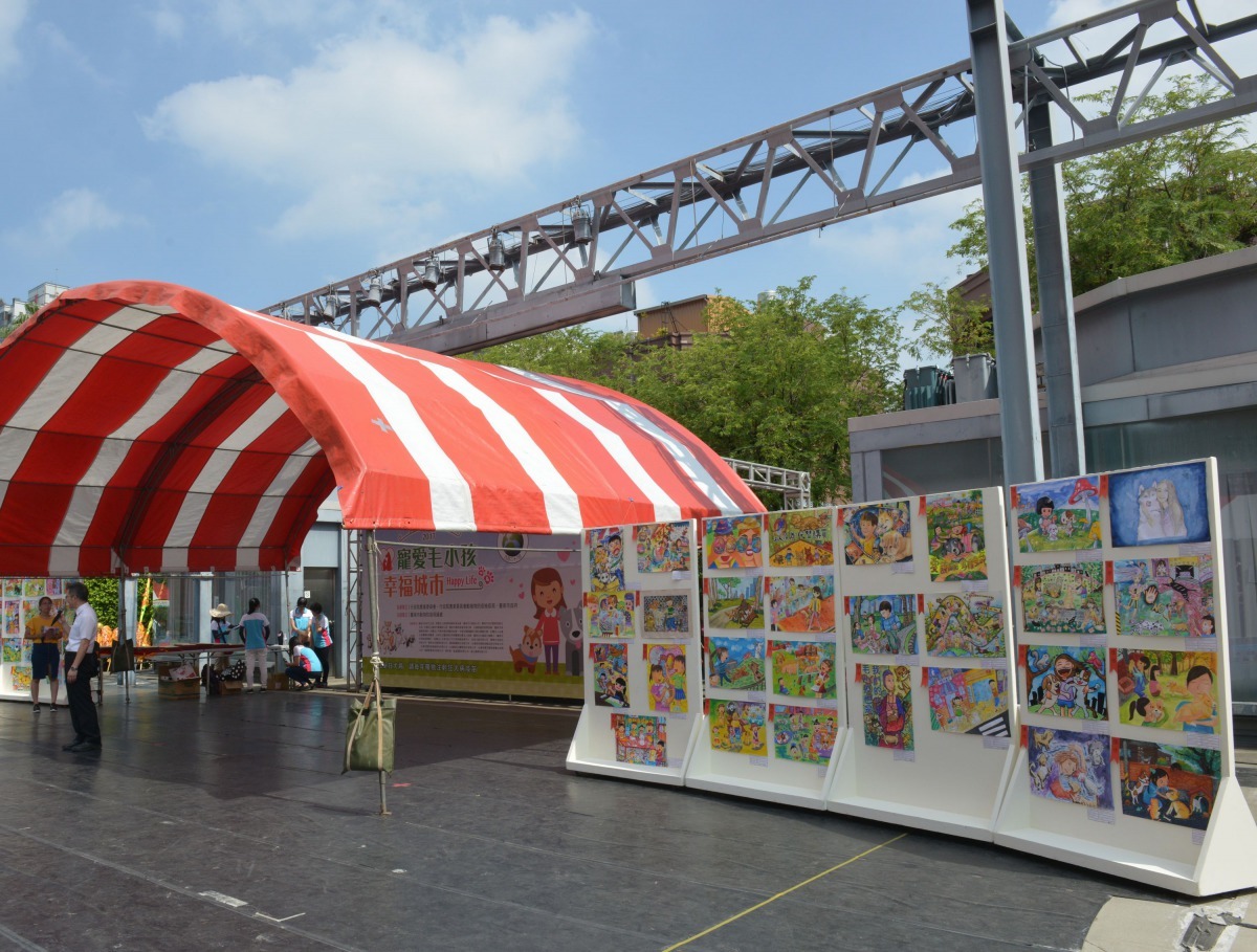 國中小動保繪畫比賽得獎作品於現場展示。高維奇/攝