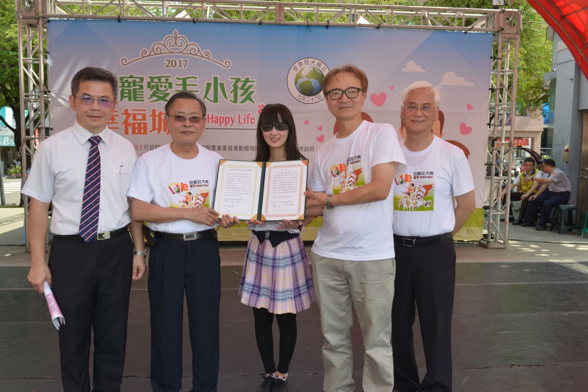 「認識狂犬病大冒險」漫畫捐贈儀式，由左至右依序為費昌勇、菅谷充、費詩懷、黃德昌、吳名彬。高維奇/攝