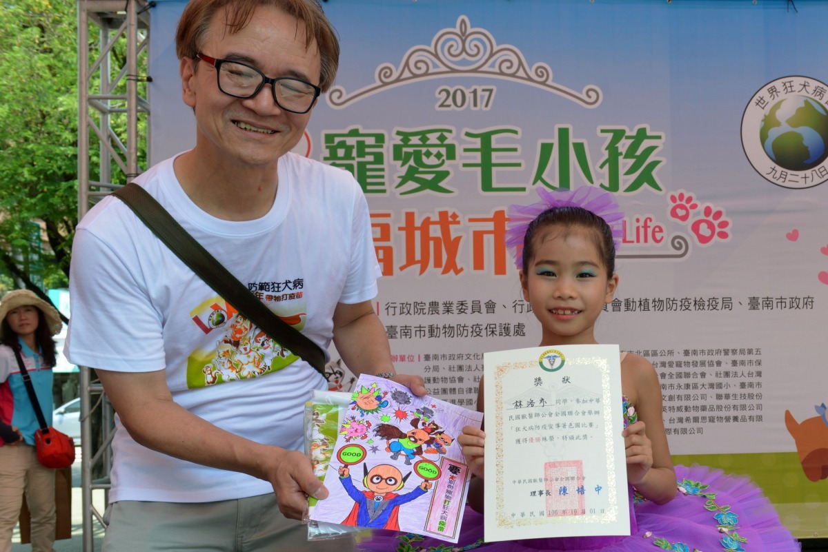 菅谷充頒獎給著色比賽得獎的學生。高維奇/攝